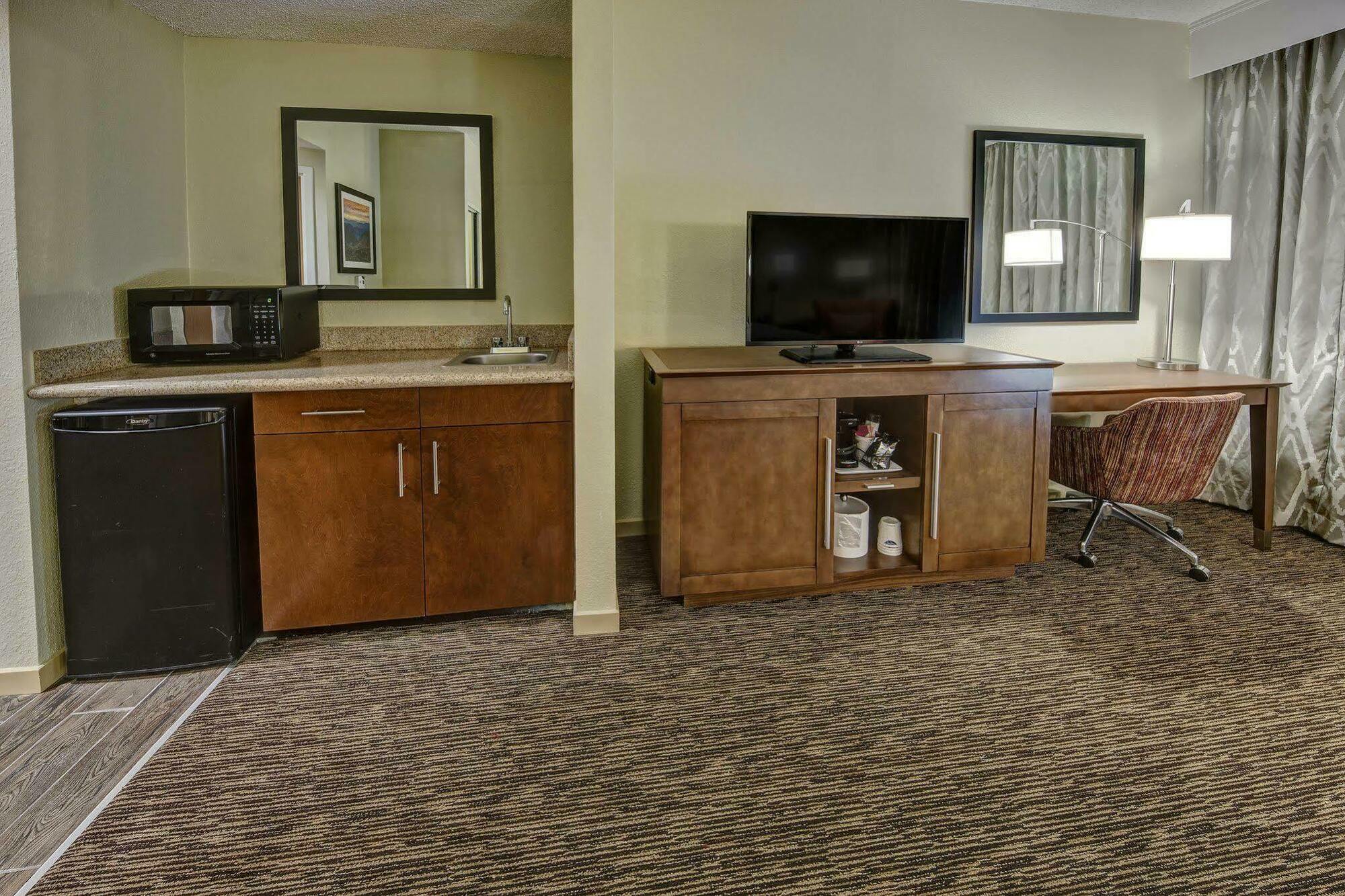 Hampton Inn & Suites Concord-Charlotte Exterior photo